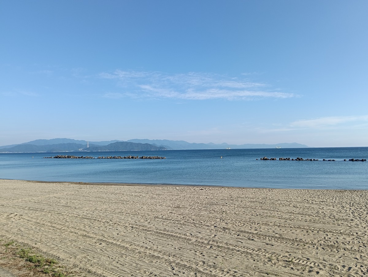 神崎海水浴場の穏やかな海辺