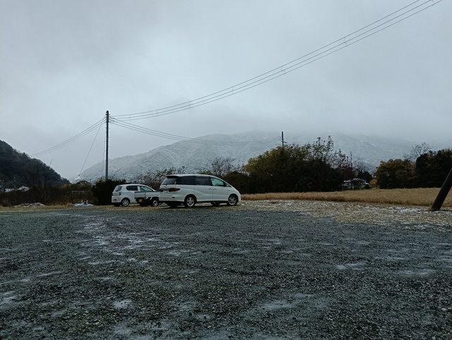 ワンショット 2025：今季一番の寒さ、遠くの山が白く、屋根に薄っすらと雪が、明日まで寒気が！！
１２月４日　　7：00