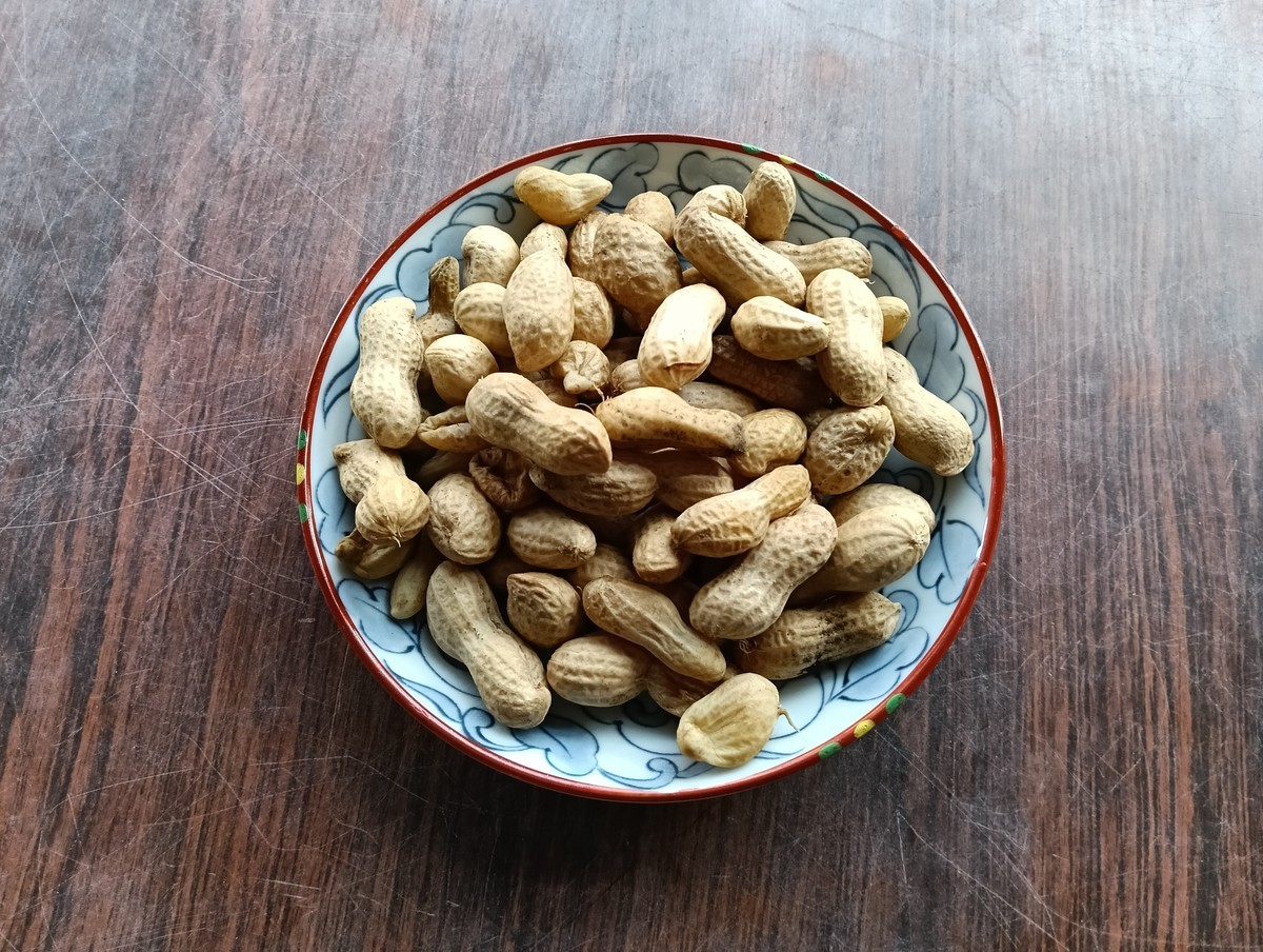 ワンショット 2025：当地で数十年前まで特産品であった落花生、近年は幻の品、高齢化と有害に遭いなかなか口に入りません。