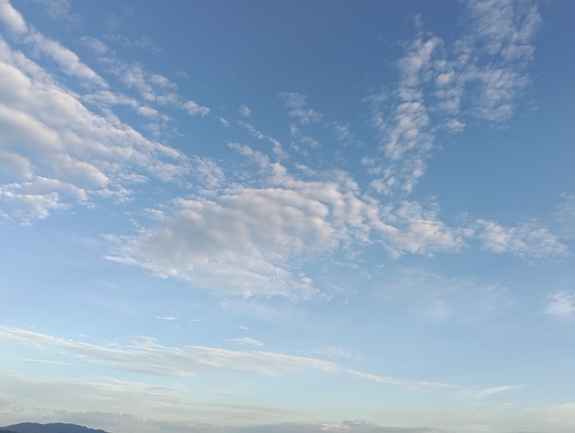 ワンショット 2025：季節は進み秋の雲に、もう少しするとストーブが欲しくなります。　　１０月１８日
