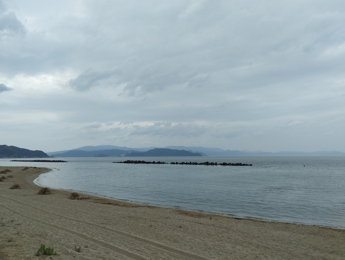 ワンショット 2024：当地方雨はほとんど降りませんが空には重たい雲が一面に、まだ数日はこんな感じが続きそう。3連休には少しは持ち直すかもしれませんがまだ当分梅雨空が主流！！　　7月10日