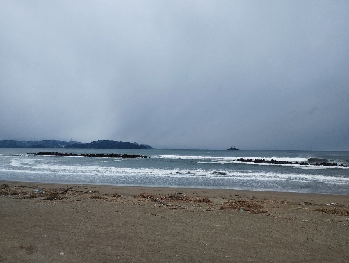 ワンショット 2025：沖の方は雪雲がかかり降っているみたい、当地方は南の方に入り込んでいるから助かっているのかな。　　　　　　　　　　　　　　　　　　　　　　　　　　1月30日　7：00