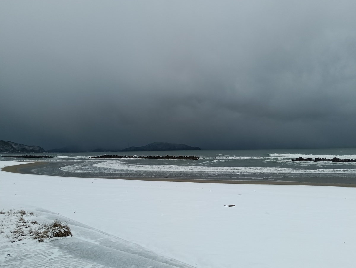 ワンショット 2026：どれだけ雪を運んでくるか分からない鉛色の雪雲、只今新雪5センチ　１月３０日　7：00