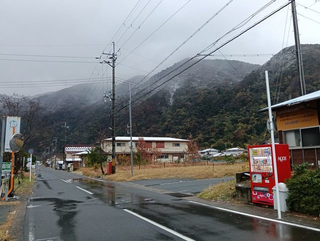 ワンショット 2025：今季一番の寒さ、遠くの山が白く、屋根に薄っすらと雪が、明日まで寒気が！！
１２月４日　　7：00