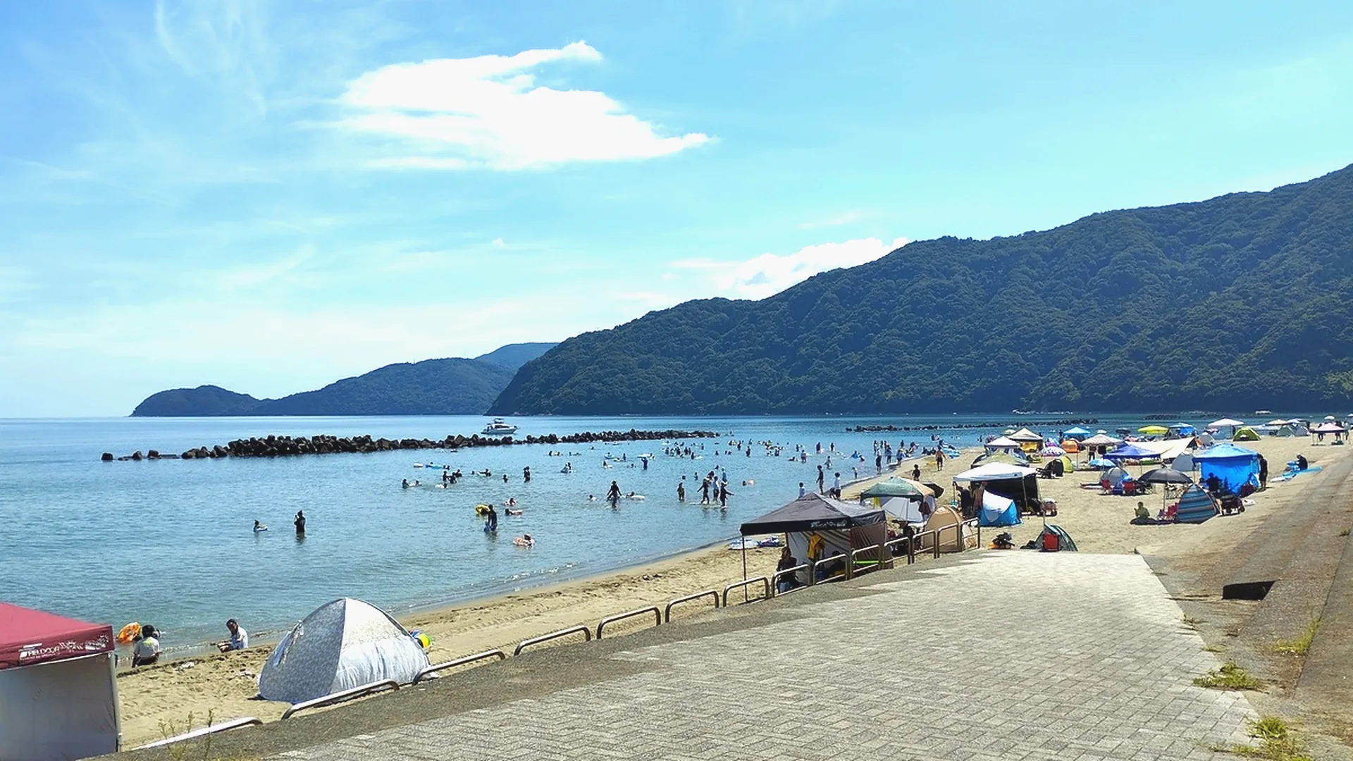 神崎海水浴場で過ごす人たち