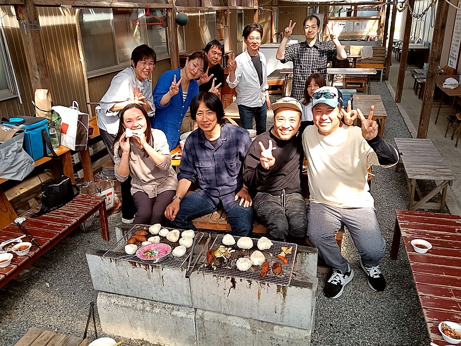 風月のBBQスペースで楽しむグループ