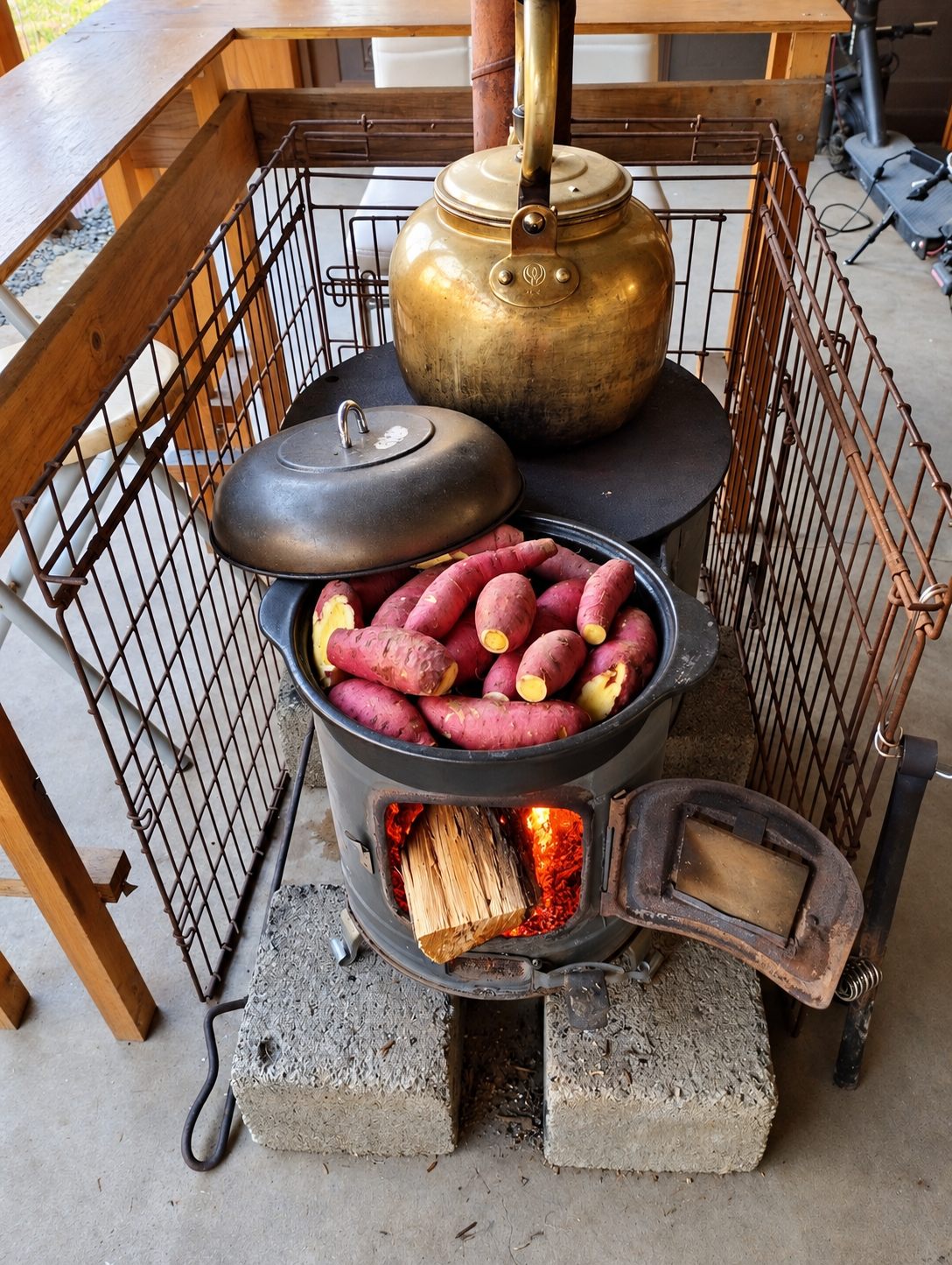 薪が赤く燃える風月のストーブ。大きなやかんと、焼き芋の鍋を載せた過去の風景
